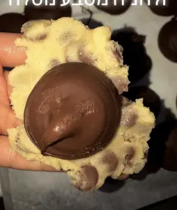 עוגיית שוקולד צ׳יפס פתוחה